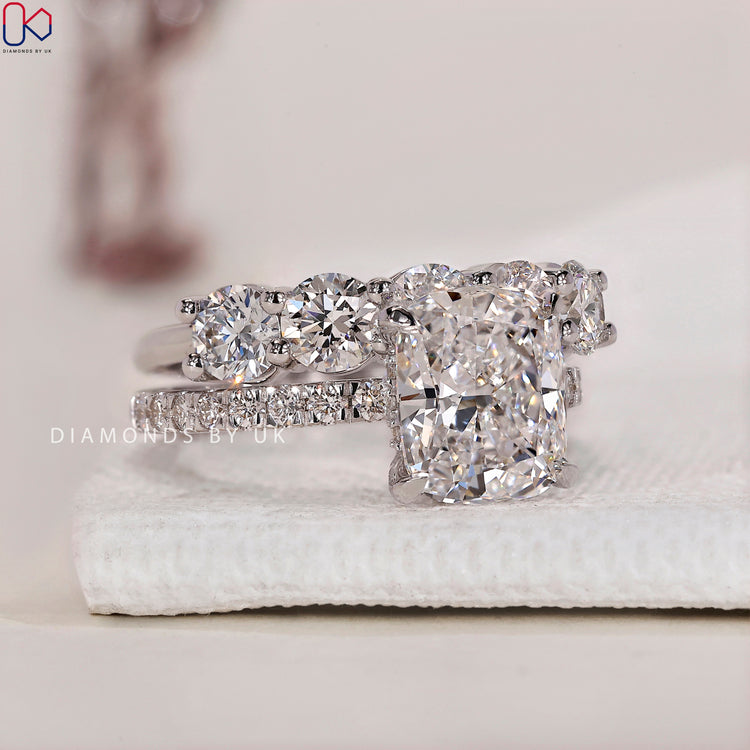 Classic pave setting ring with sparkling diamonds.
