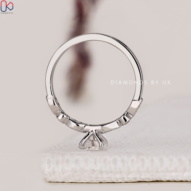 Round cut diamond engagement ring with classic milgrain border.
