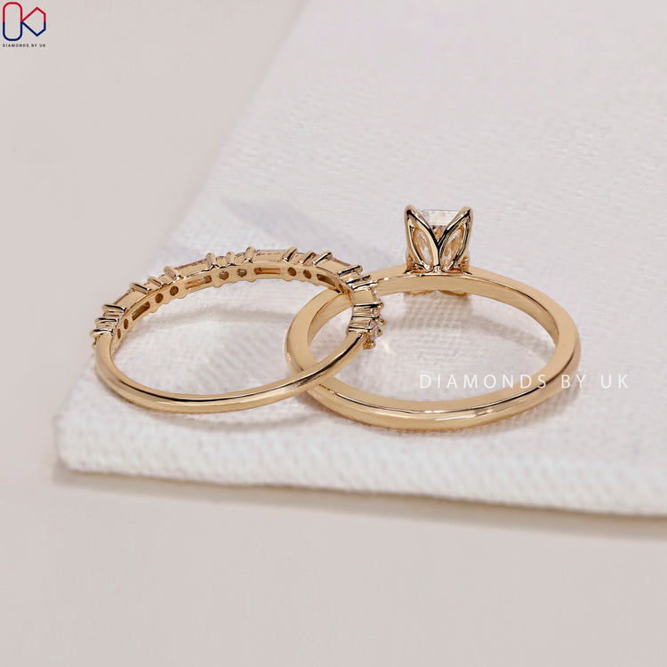 Stunning claw prongs securing the diamond for a sleek look.
