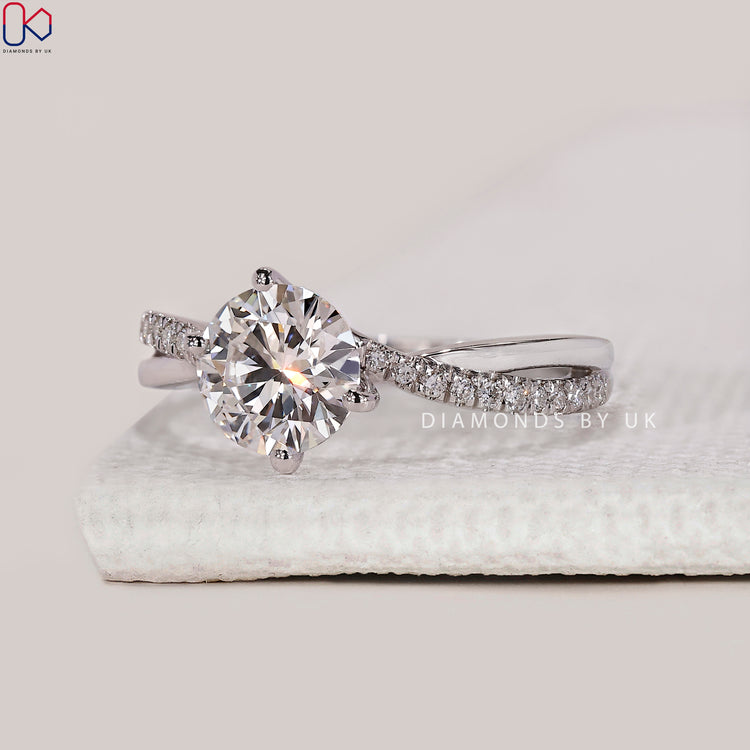 Round cut twisted pave band with lab grown diamond.
