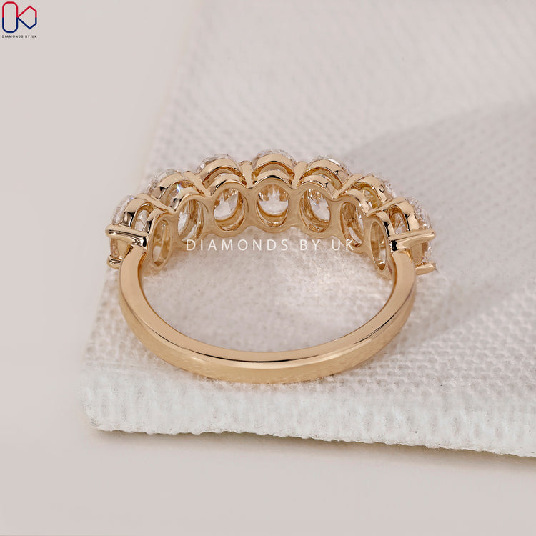 Diamondsbyuk band with oval cut stones and classic prong setting.
