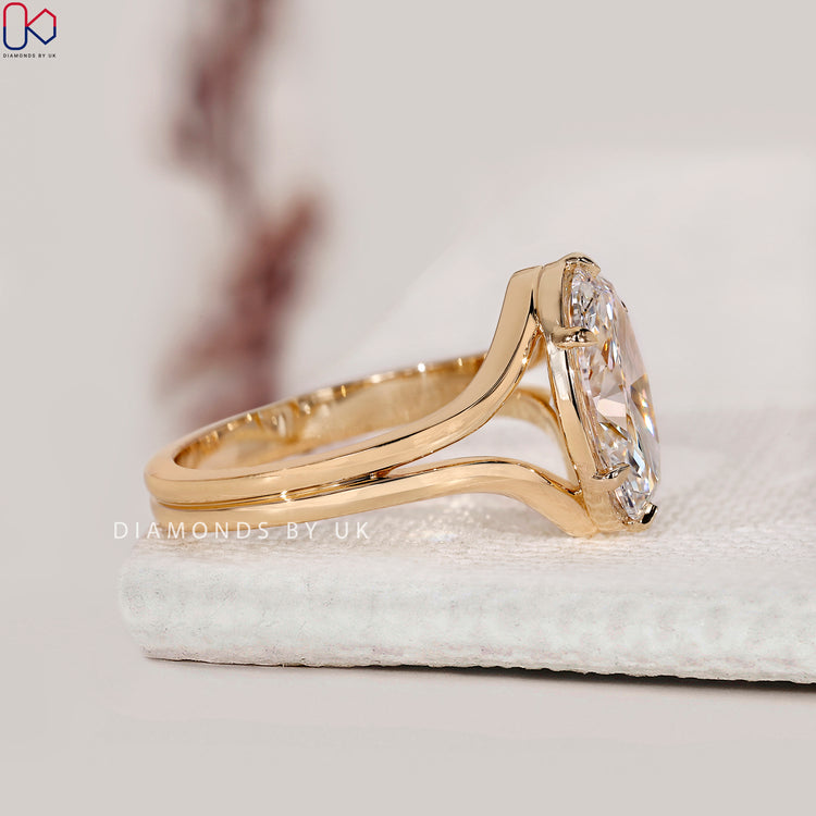 6 claw prong setting ring in yellow gold.
