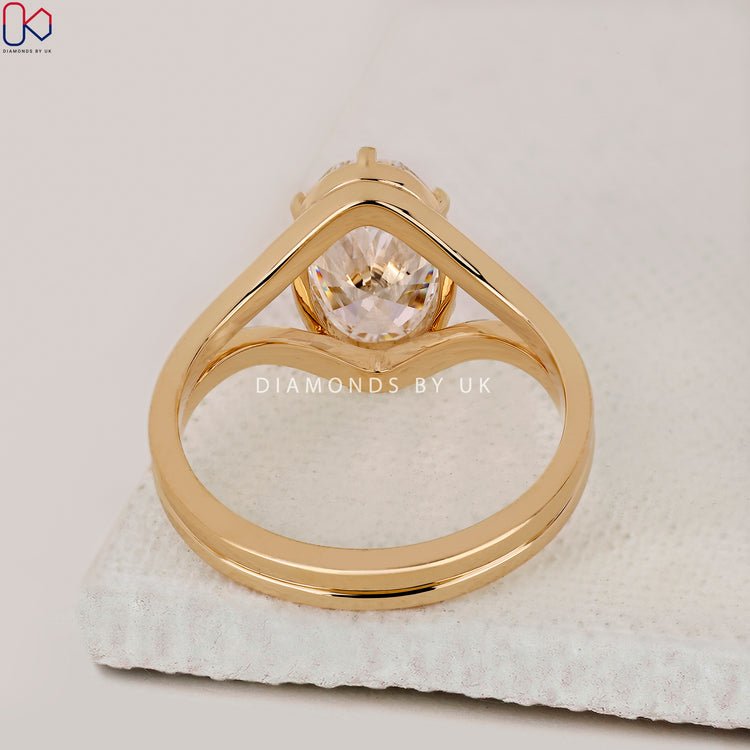 Buy engagement ring with split shank and solitaire design.
