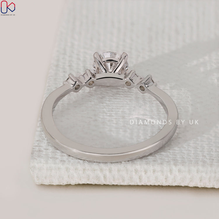Customise your engagement ring with a round brilliant diamond setting.
