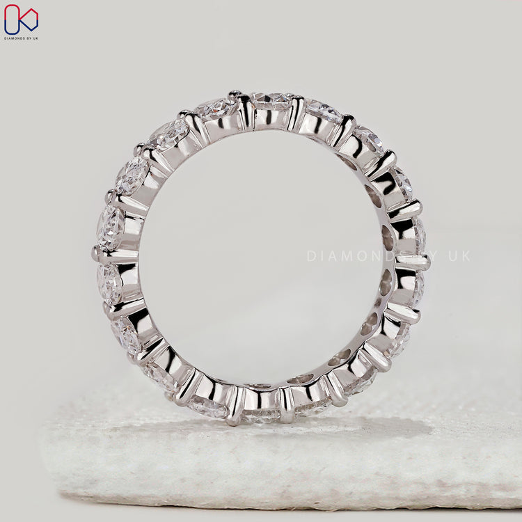 Diamondsbyuk band with oval diamonds.
