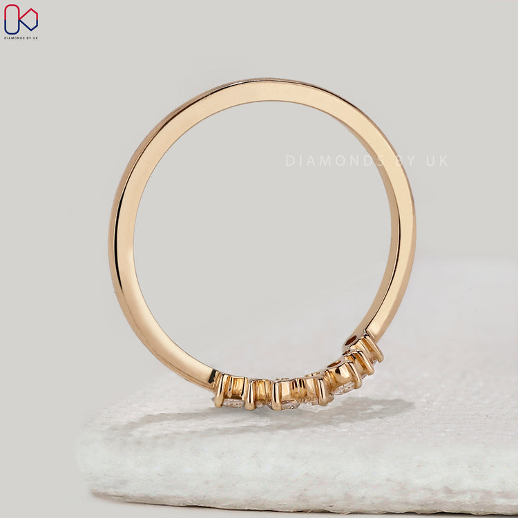 Buy wedding band online with round or 7 stone diamonds.
