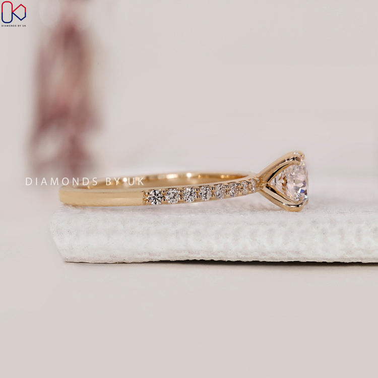 Customise your engagement ring with a round diamond.
