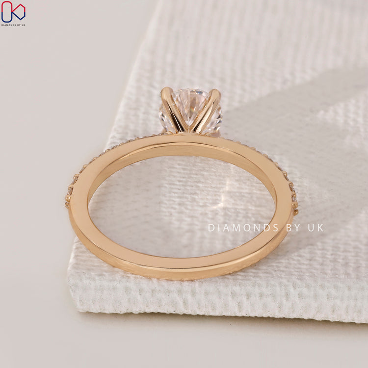 Handmade jewellery with pave setting round diamond.
