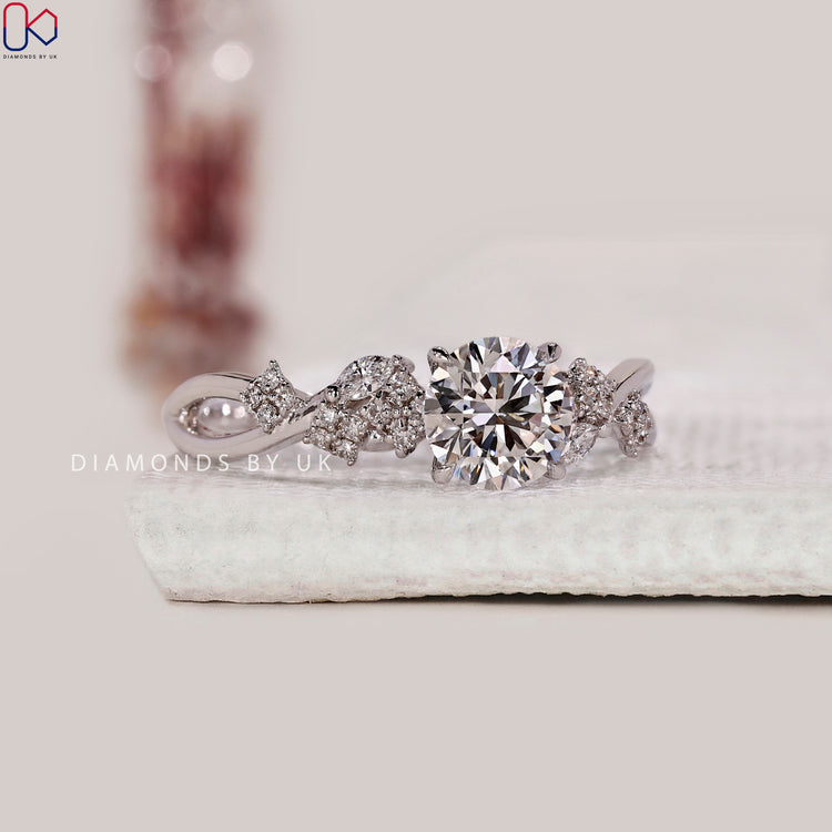 Cluster diamond ring in white gold.
