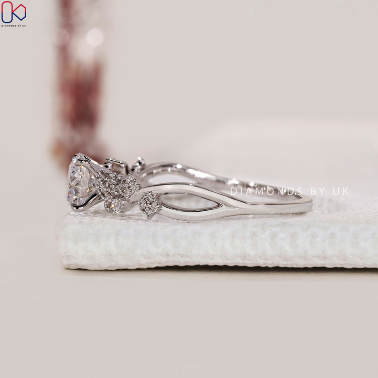 Buy round cut diamond engagement ring online.
