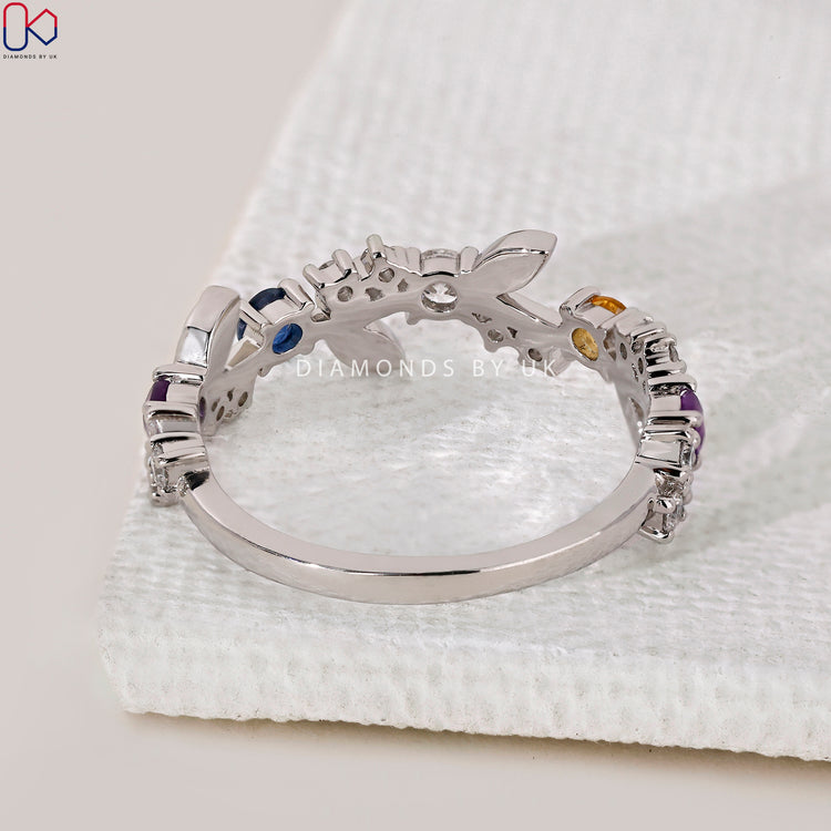 Colorless diamond wedding band with nature inspired details.
