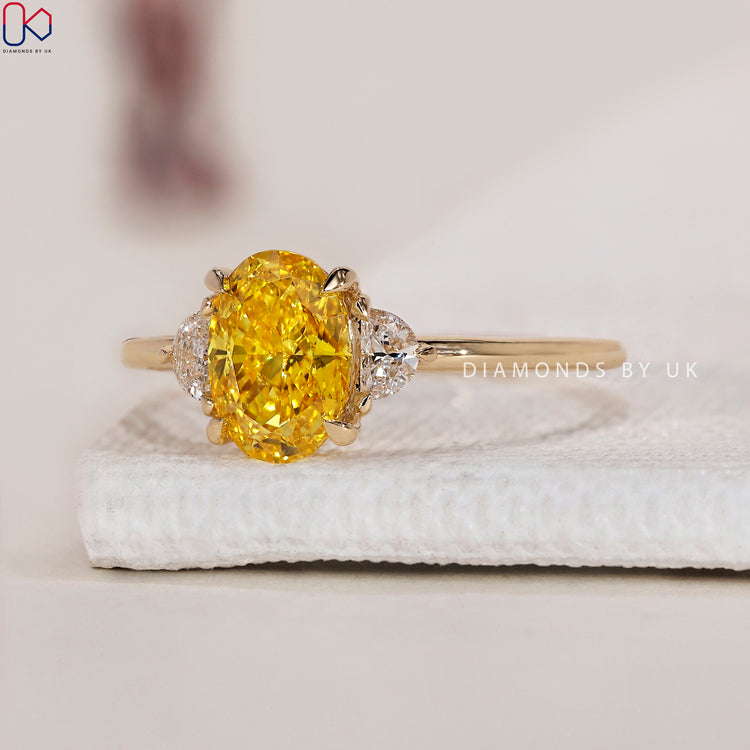 4 Prong Claw Setting securing the diamond elegantly.
