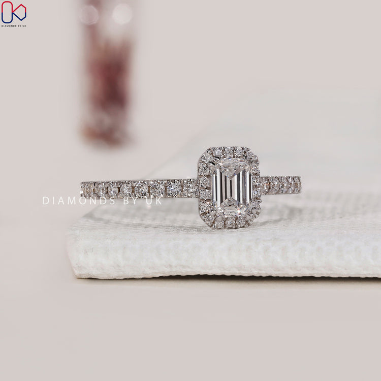 Peekaboo diamond ring in white gold.
