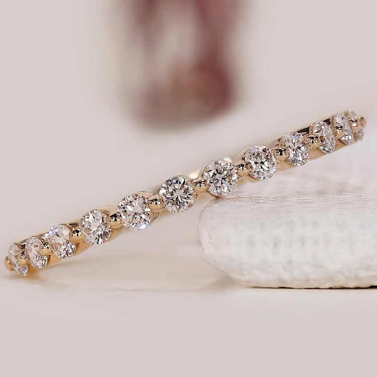 Round Cut Diamond Wedding Band in Yellow Gold