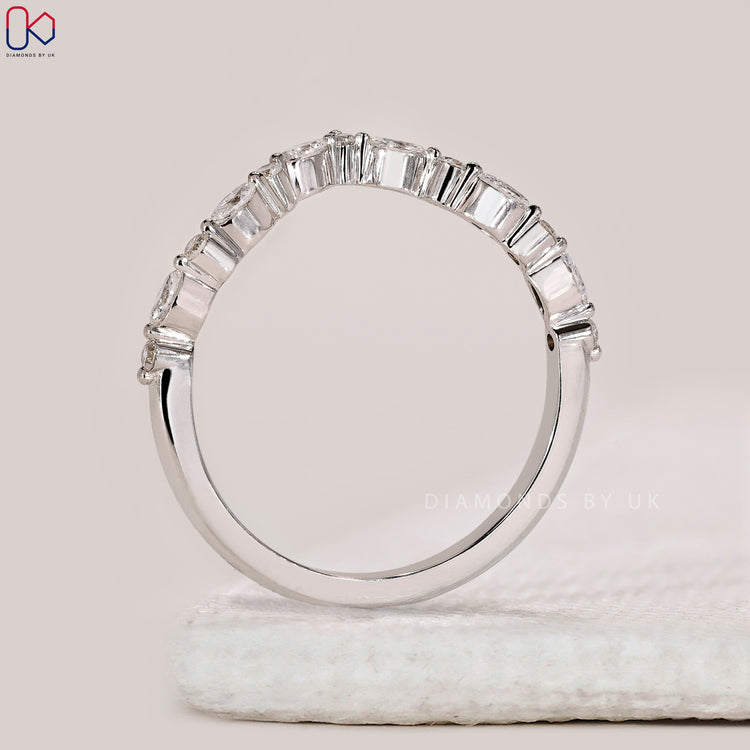 Diamondsbyuk band with v shaped design.
