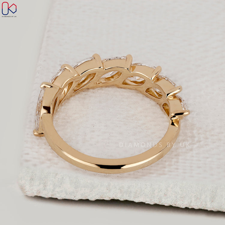 Diamondsbyuk band with marquise diamonds.
