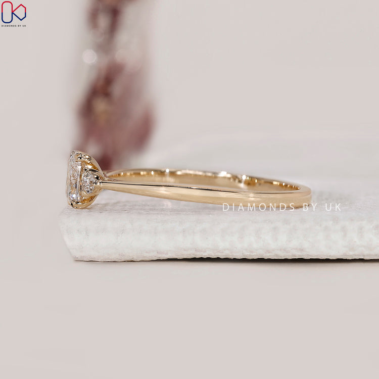 Tapered shank band with double claw prong setting.
