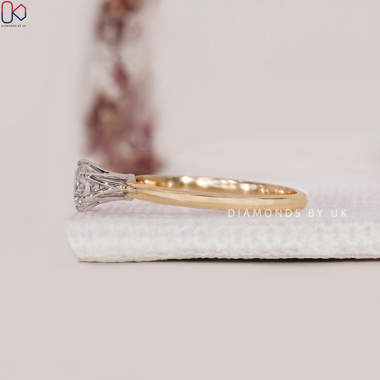 Lab grown round diamond in six prong
