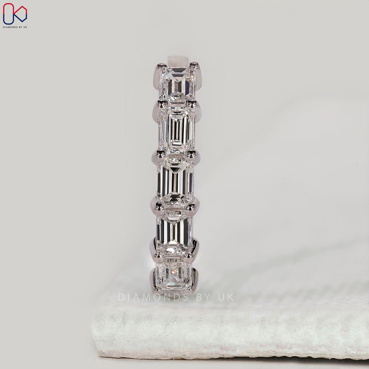 Buy wedding band in yellow gold.
