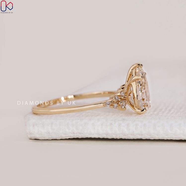 Prong setting pear shaped diamond engagement ring.
