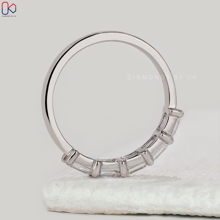 Handmade band with round diamond details.
