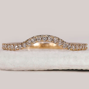 Round Cut Chevron Wedding Band in Yellow Gold