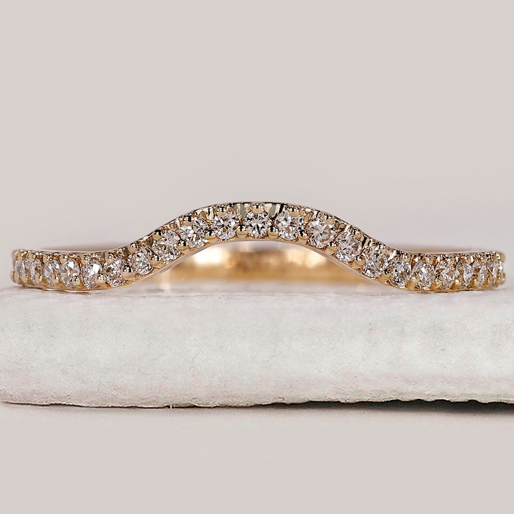 Chevron wedding band in yellow gold.
