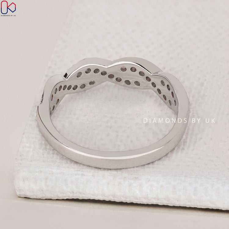 Buy wedding band featuring a twisted design and exquisite craftsmanship.
