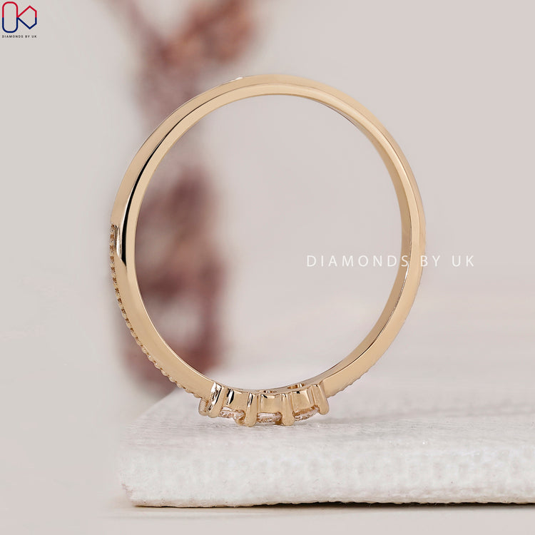 Diamondsbyuk band in milgrain setting.
