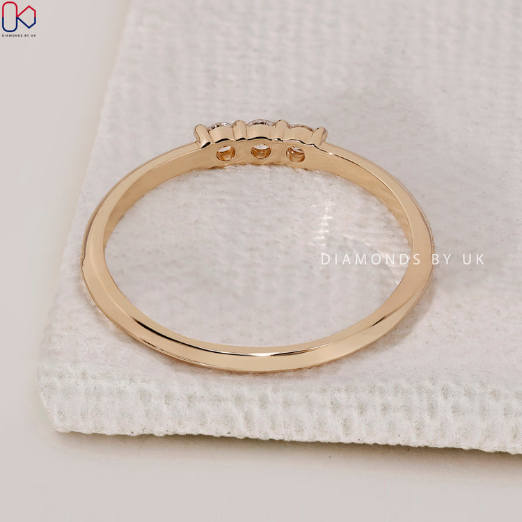Handmade band in yellow gold wedding band.
