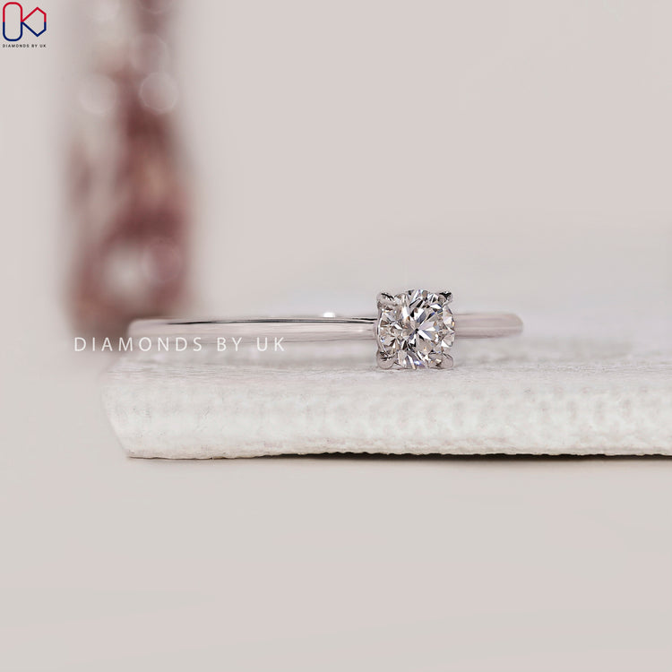 4 claw prong setting diamond ring
