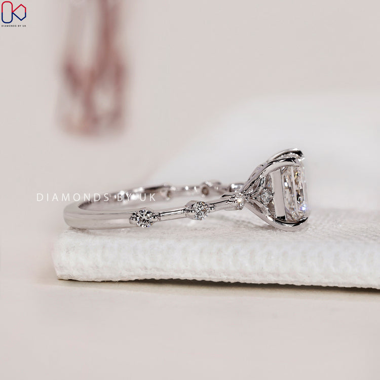 Stylish white gold ring for timeless beauty.
