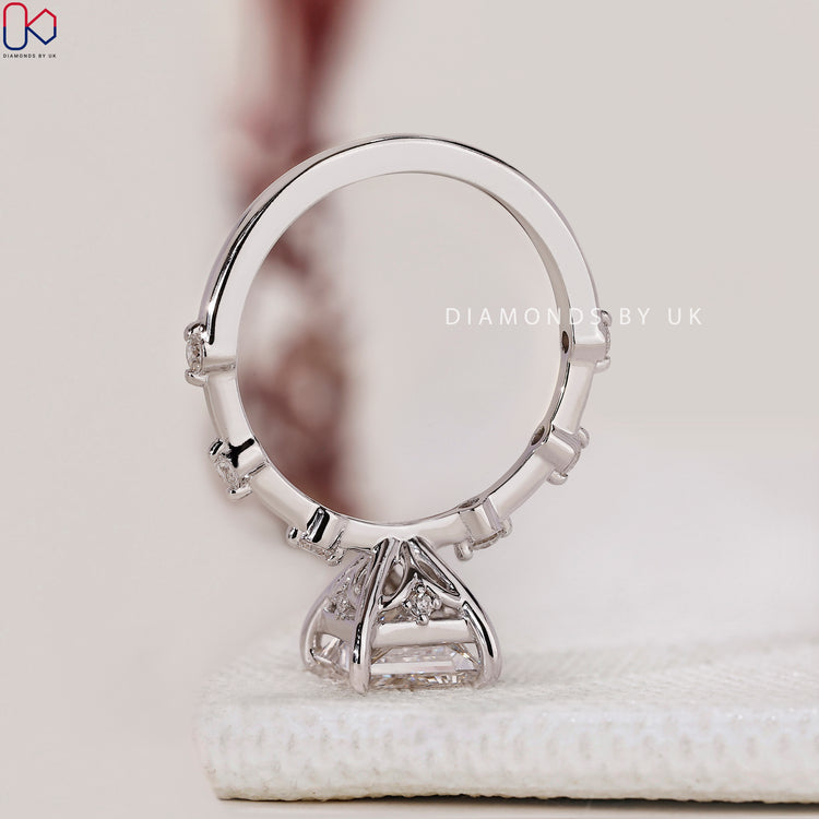 Stunning engagement ring UK for your special moment.
