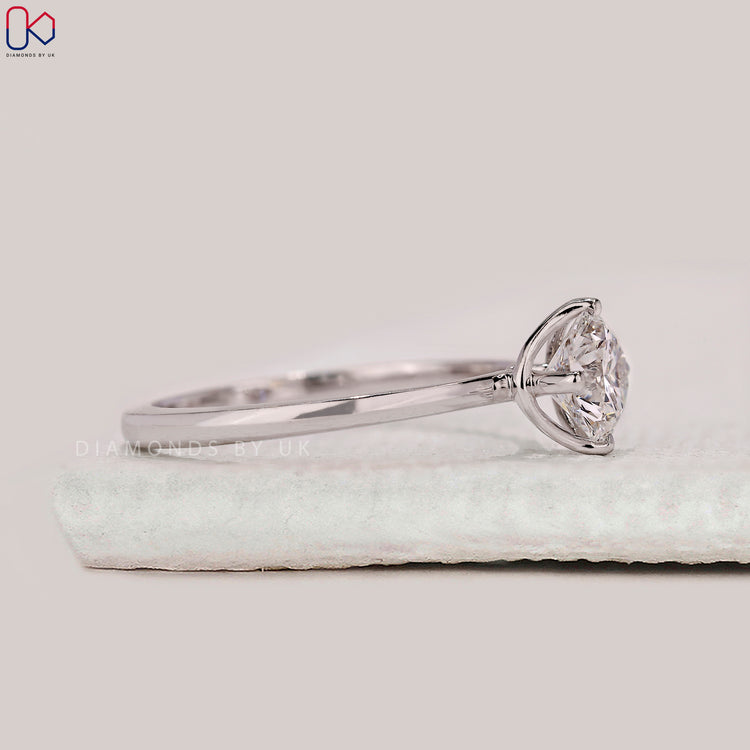 Buy round diamond engagement ring online.
