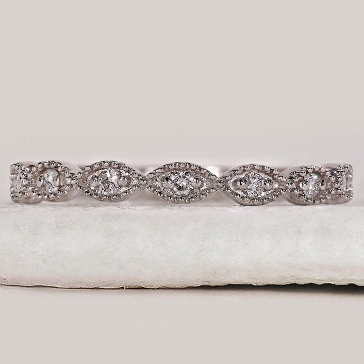 Milgrain wedding band in white gold.
