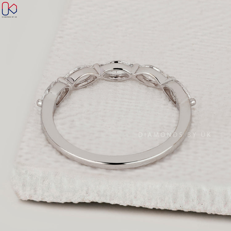 Diamondsbyuk band with marquise diamonds.
