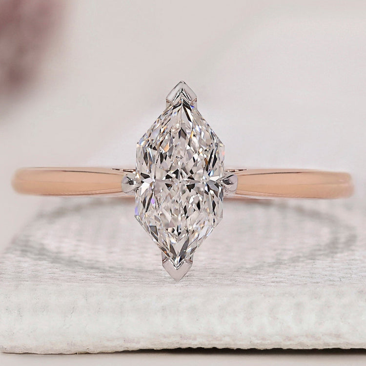 Solitaire ring with a classic design and brilliant diamond.
