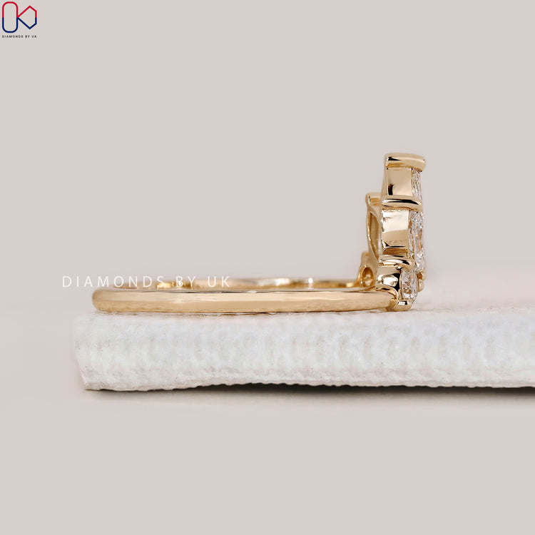 Buy wedding band in tiara wedding band style.
