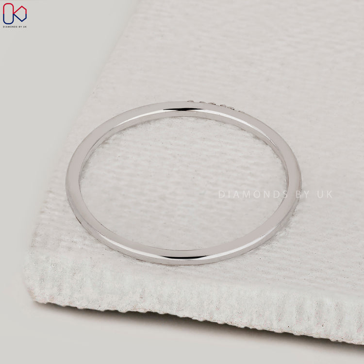 Diamondsbyuk band with round diamonds.
