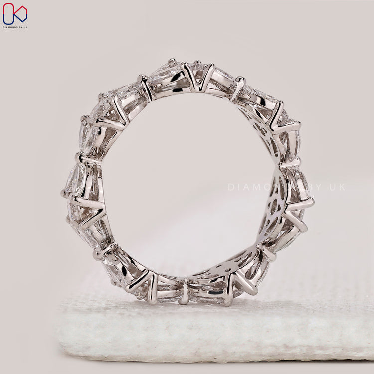 Diamondsbyuk band with marquise and round diamonds.
