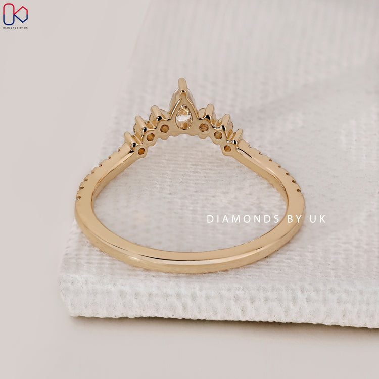 Handmade band with pear and round diamonds.
