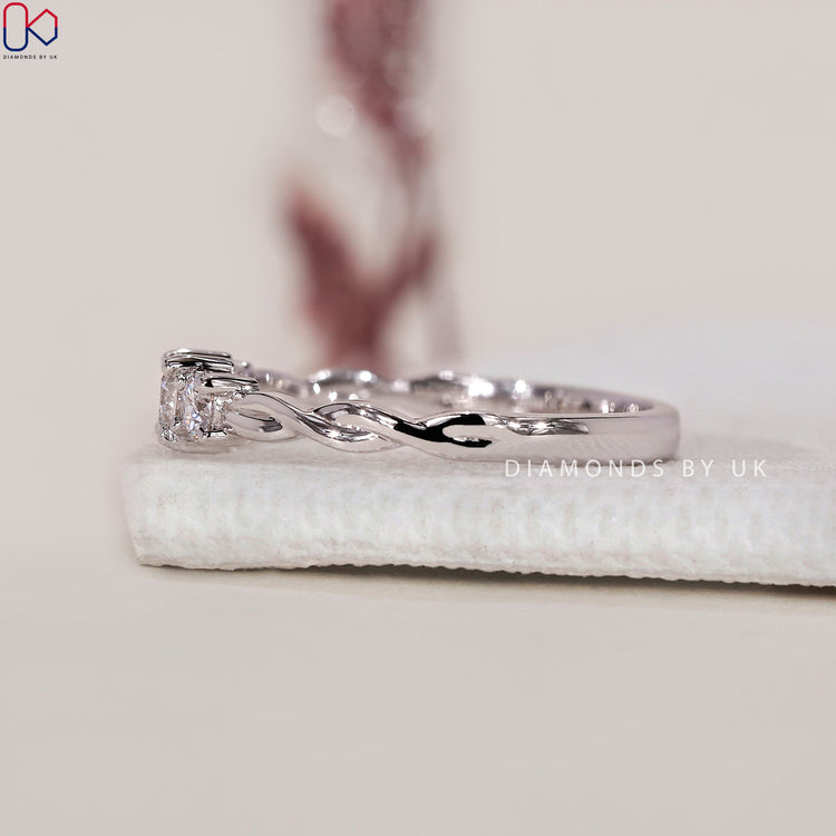 Stunning engagement ring UK for your special moment.
