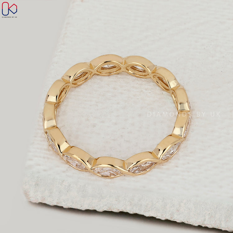 Diamondsbyuk band with marquise diamonds.
