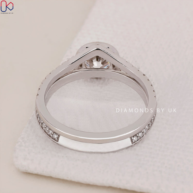 White gold bridal set perfect for a classic and elegant wedding look.
