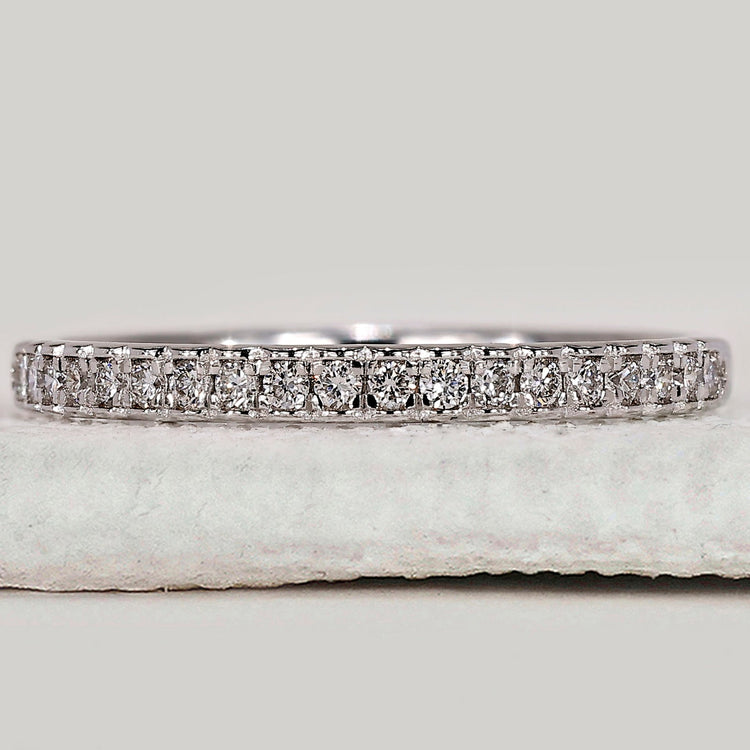 Half eternity band in white gold.
