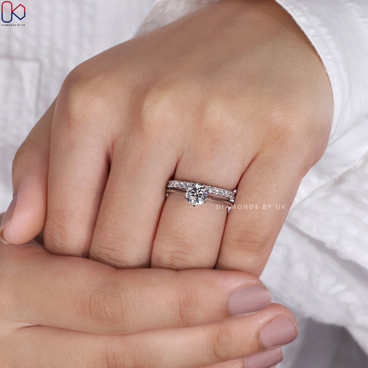 Diamondsbyuk bridal set featuring an elegant lab-grown diamond.