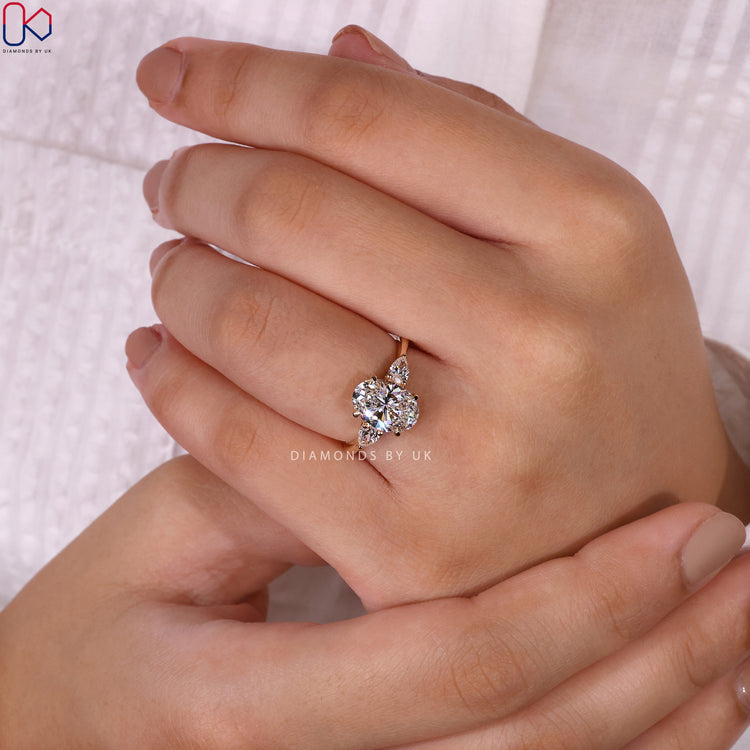 Lab grown diamond engagement ring with modern elegance.
