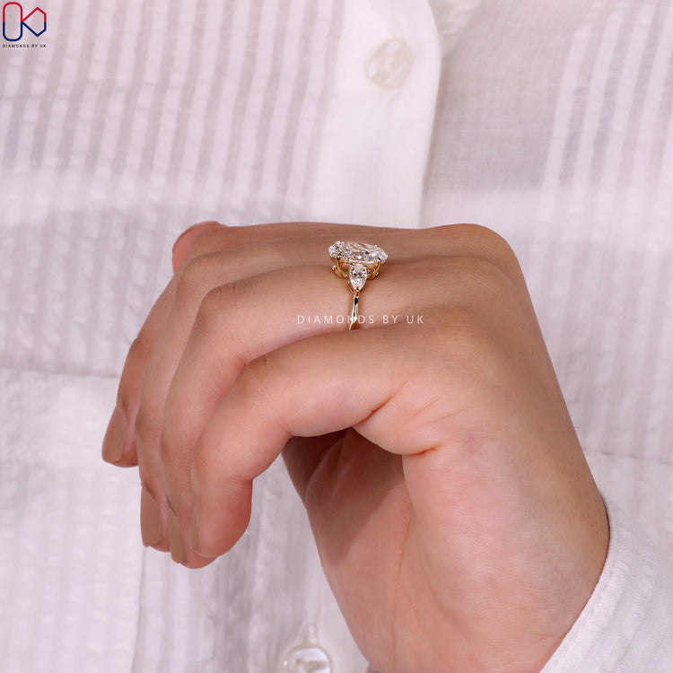 Prong setting engagement ring showcasing a central diamond.
