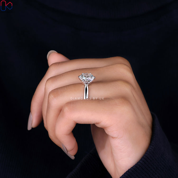 Elegant white gold ring with a solitaire diamond ring and round diamond centrepiece.