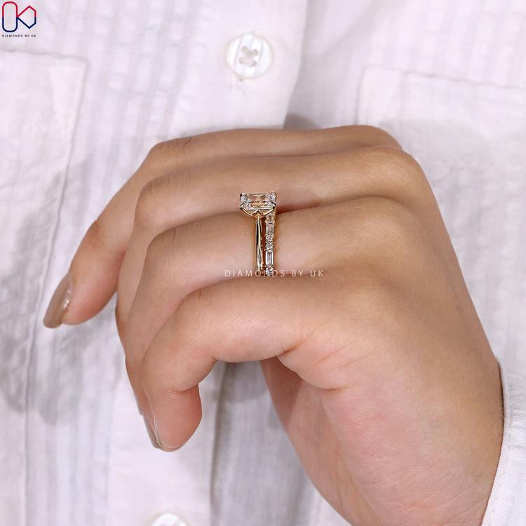 Diamond half eternity band for a touch of brilliance and elegance.
